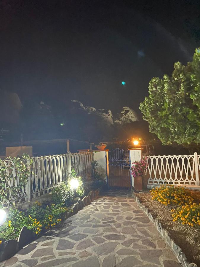 B&B A Due Passi Dal Mare Бая Сардиния Екстериор снимка